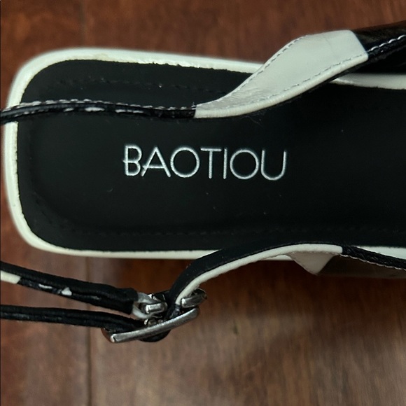 Fabulous Black and Ivory Leather Slingback Heels with Square Toes, Size 6.5 - Picture 12 of 16